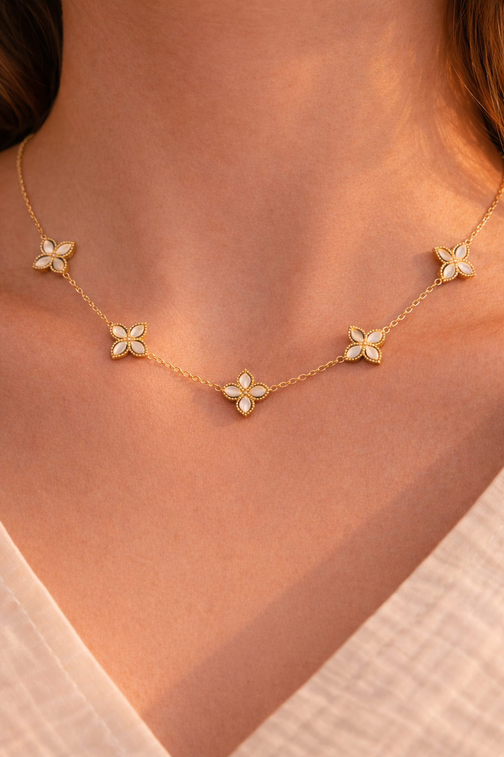 Daisy charm neckpiece