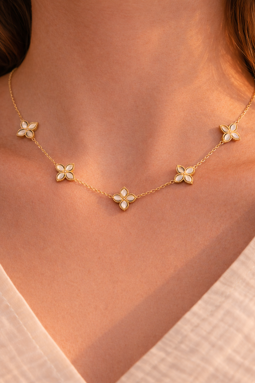 Daisy charm neckpiece